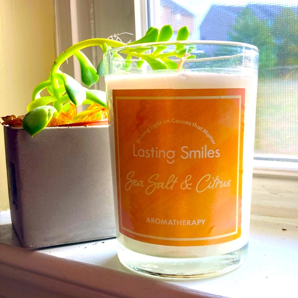 NWT Lasting Smiles sea salt and citrus aromatherapy candle